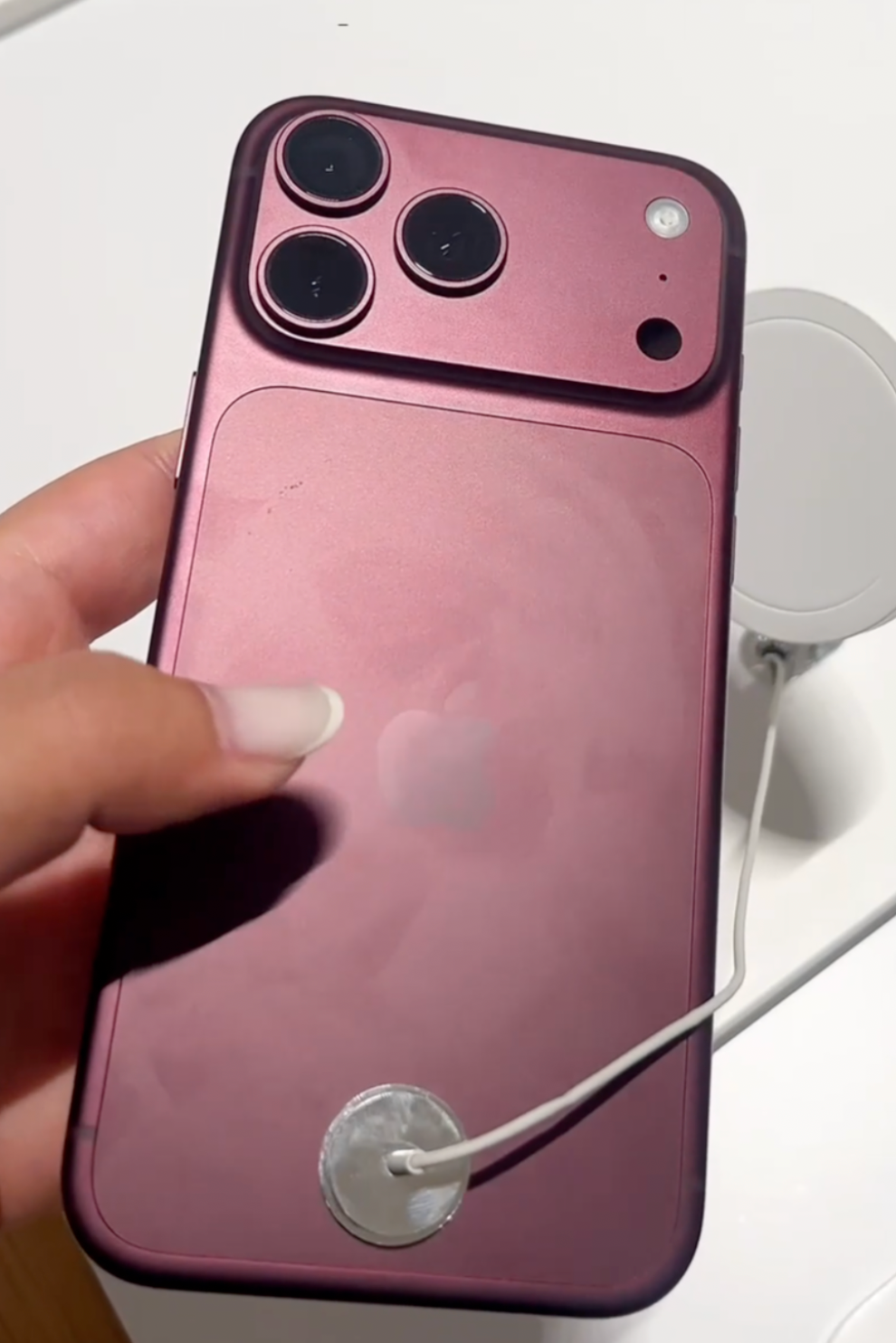 Why Does the iPhone 18 Get So Many Fingerprints? How to Keep It Clean